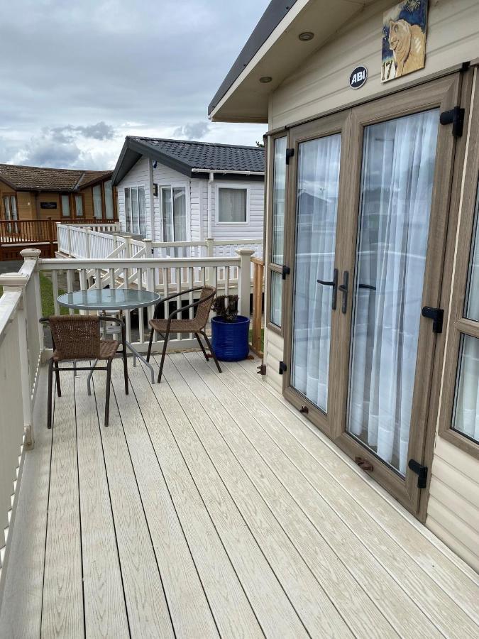 6 Berth Caravan With Decking At Manor Park In Hunstanton Ref 23017H 외부 사진