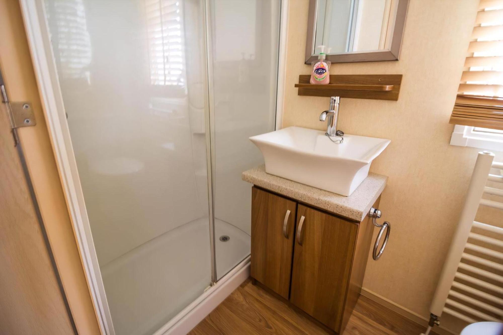 6 Berth Caravan With Decking At Manor Park In Hunstanton Ref 23017H 외부 사진