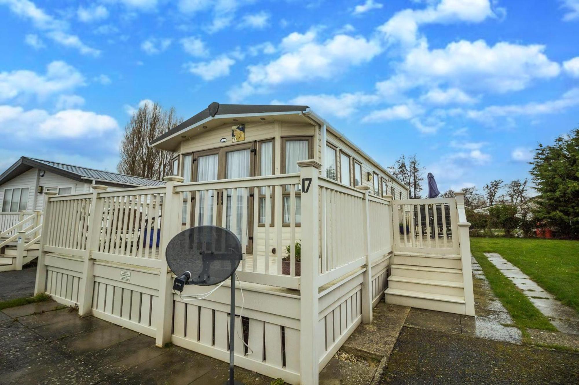 6 Berth Caravan With Decking At Manor Park In Hunstanton Ref 23017H 외부 사진